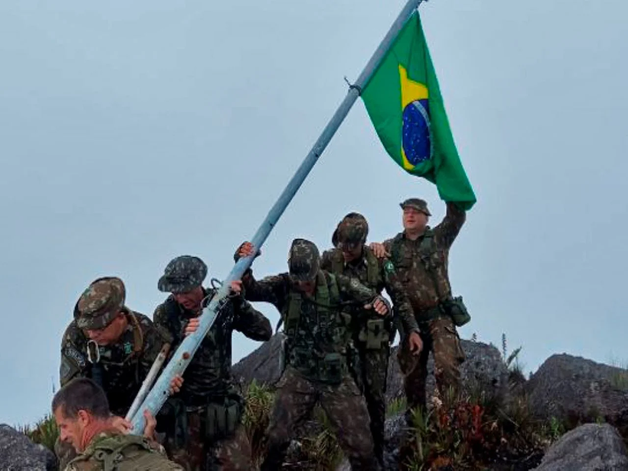 Exército Brasileiro realiza reconhecimento de fronteira no Pico da