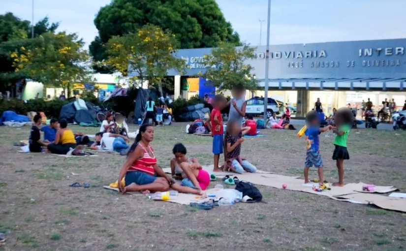 Sem assistência, imigrantes venezuelanos ocupam áreas da rodoviária de Boa Vista